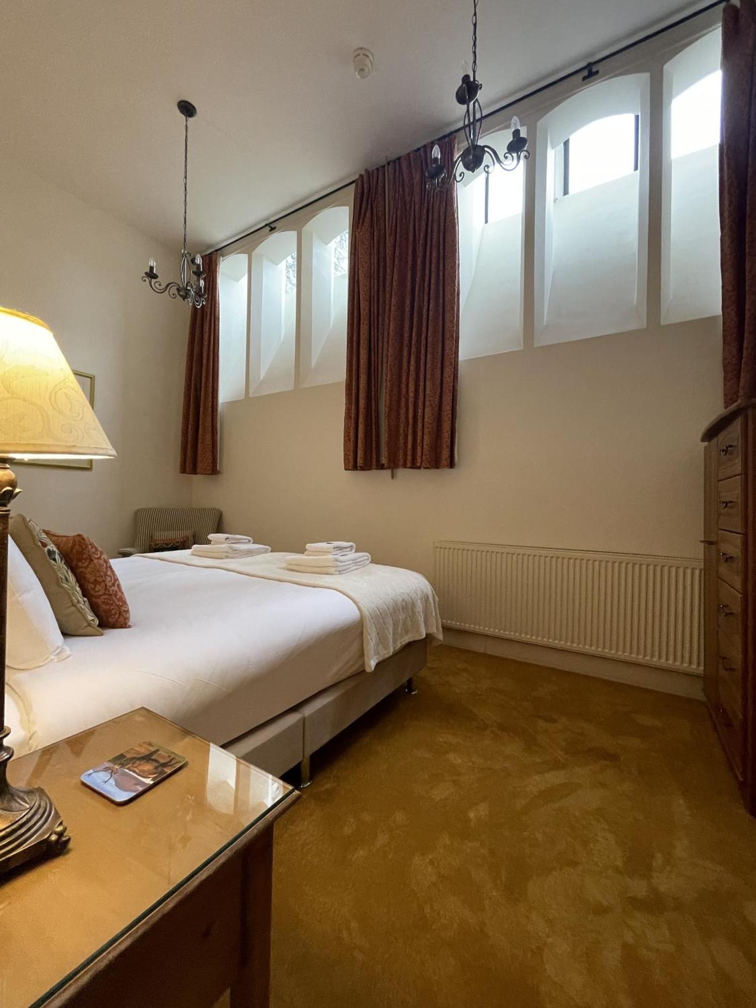 The Classrooms At Loch Ness Abbey: Lakeside Heritage Guest house 4*